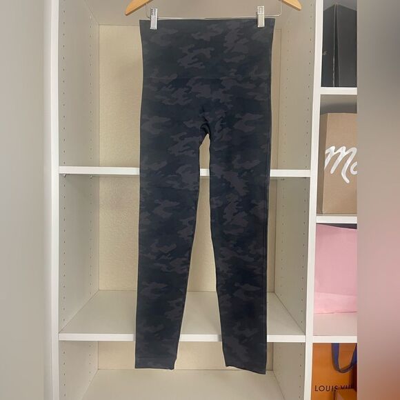 SPANX Dark Camo legging gray, black, and dark green. Small - Picture 3 of 7
